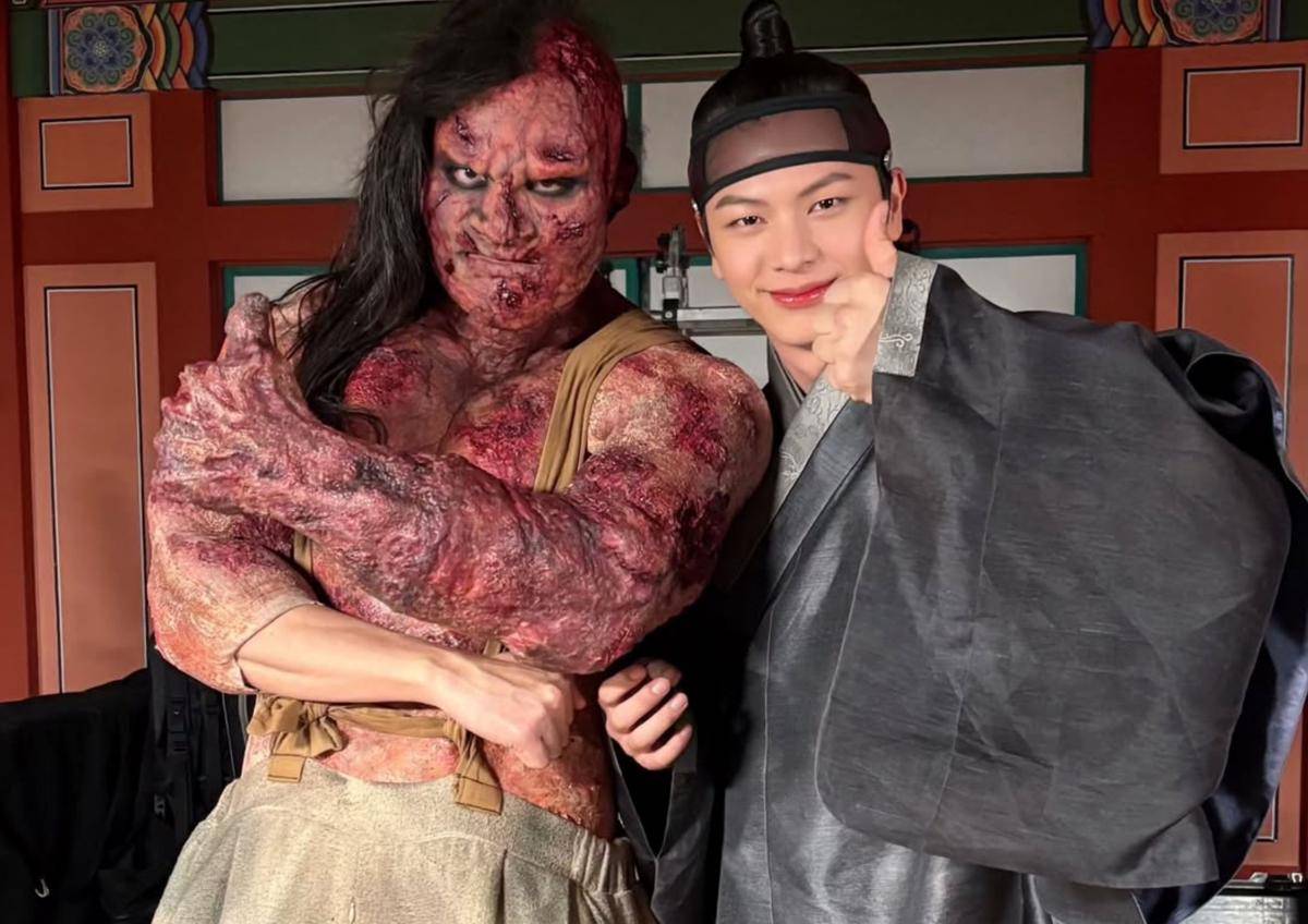 Seo Do Young dan Yook Sung Jae di balik layar drama The Haunted Palace (instagram.com/yook_can_do_it)